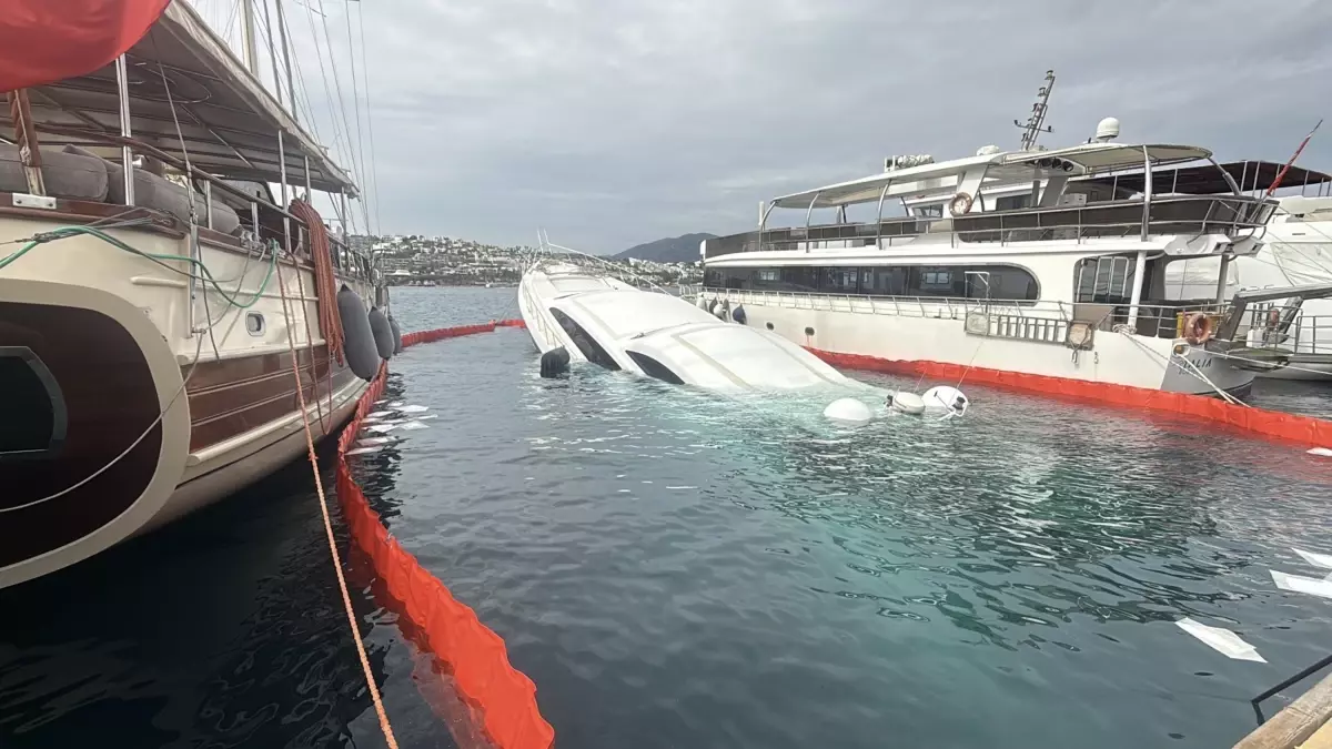 bodrumda luks yat su alarak batti SjDV7SXL.jpg