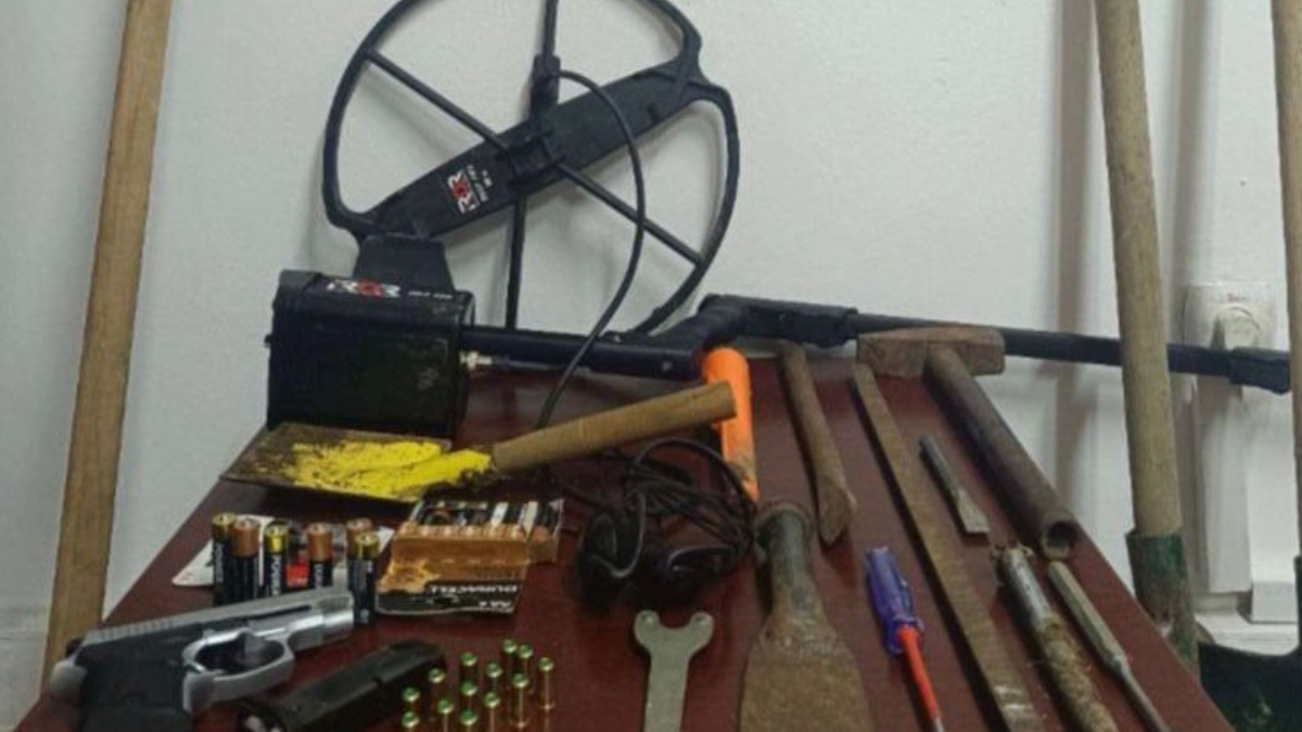 boluda jandarma define avcilarini sucustu yakaladi mH9H6qqZ.jpg
