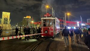 taksimde nostaljik tramvayda yangin hJjOuiFS.jpg