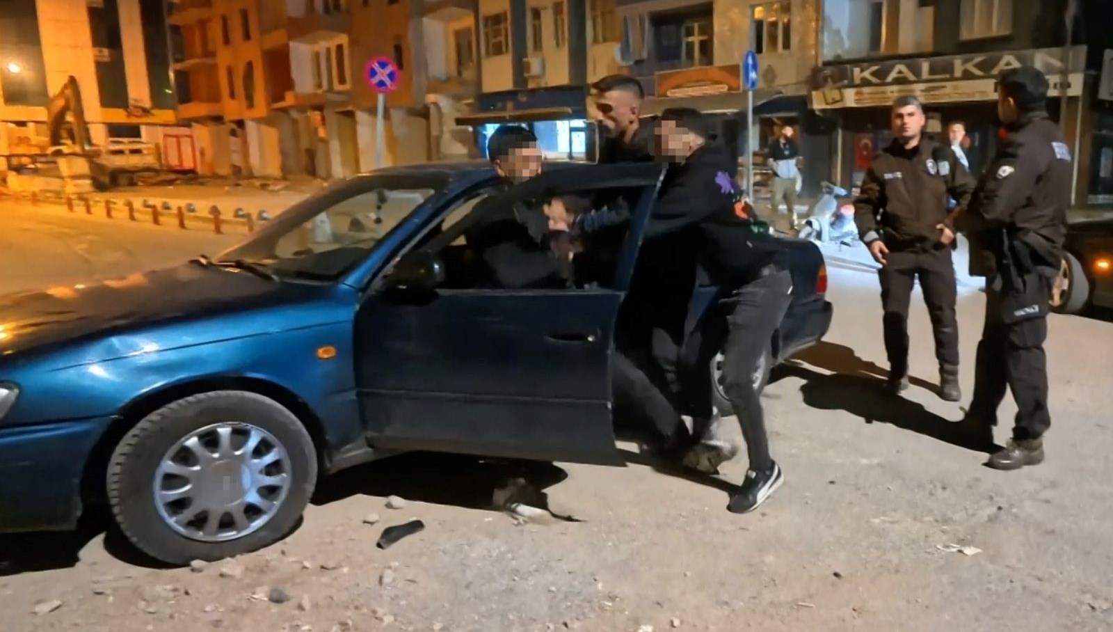 yere tukuren kisiyi uyardi kavga cikti 5 gozalti B2nFkQMe.jpg