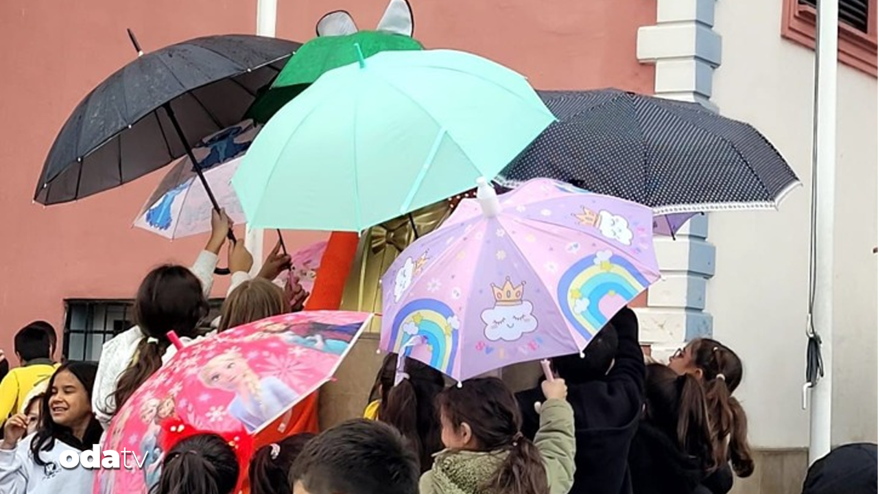 Alkışlar miniklere… Öğrenciler yağmurda Atatürk büstünü korudu