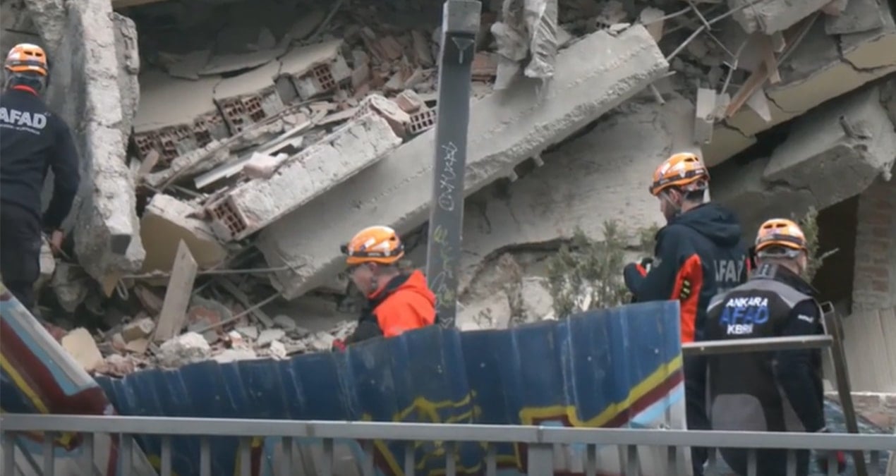 Ankara’da yıkımı yapılan bina çöktü, tepkiler art arda geldi