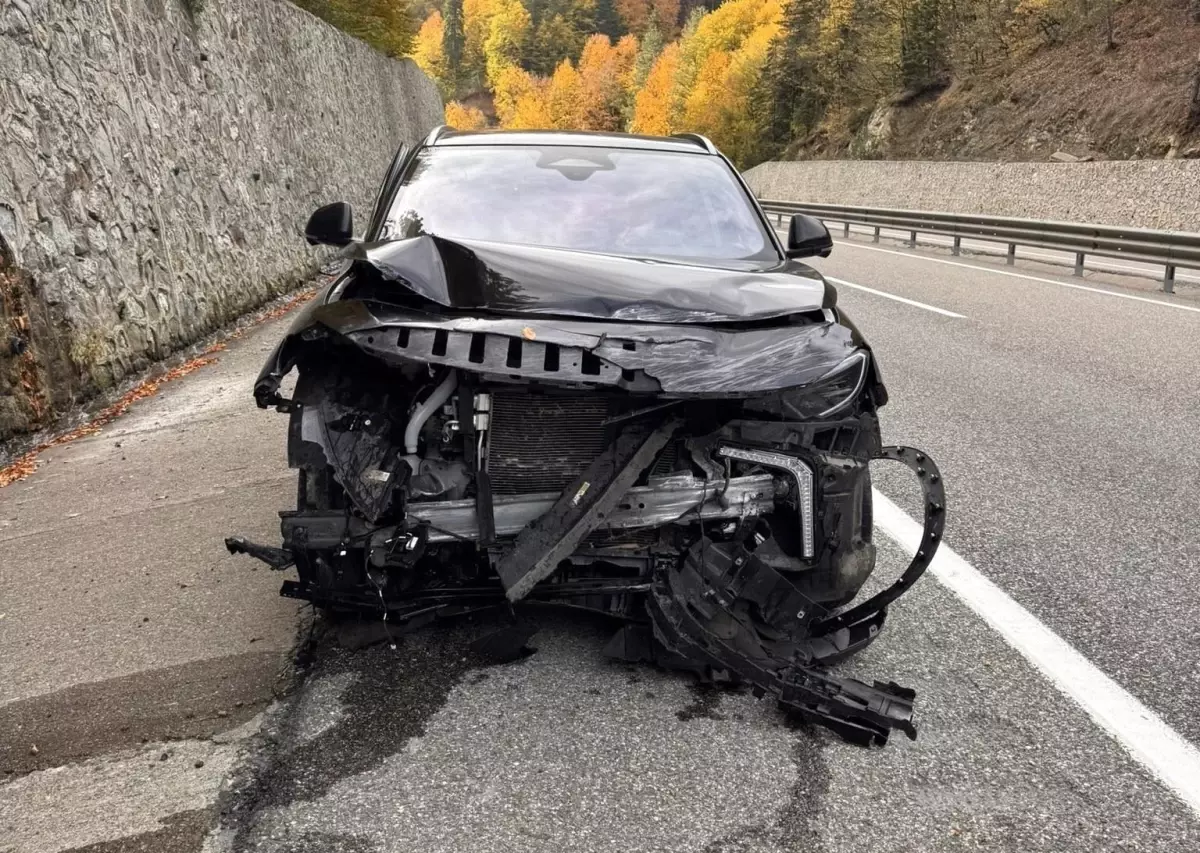 boluda elektrikli otomobil kazasi surucu yaralanmadi HiUg2jjm.jpg