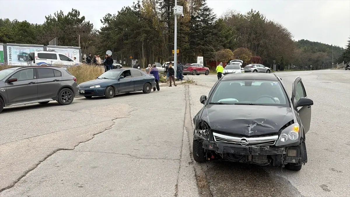 Eskişehir’de Kavşak Kazası: 2 Yaralı