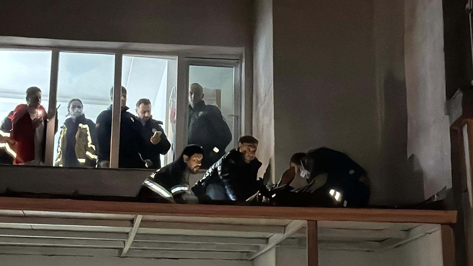 8’inci kattan yan binanın tentesine düştü