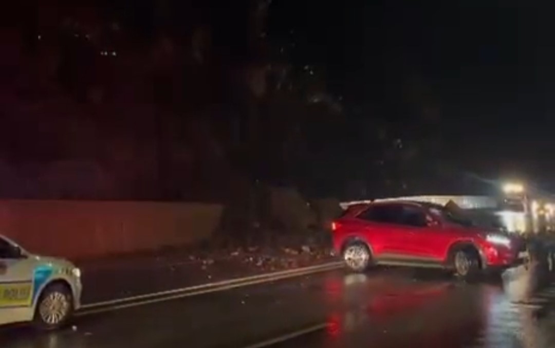Hakkari’de heyelan. Dev kayalar yolu kapattı