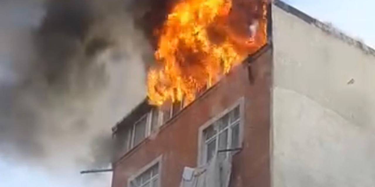 Sultangazi’de bir binada yangın! Yaralılar var
