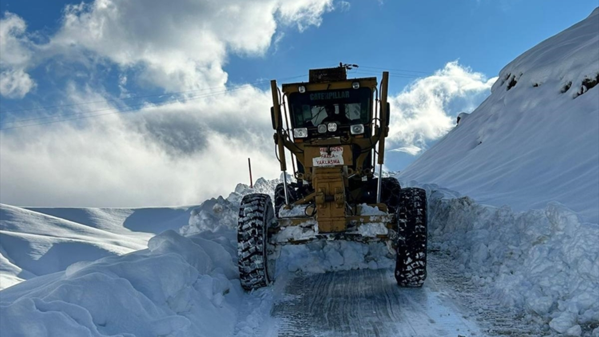 Van ve Hakkari’de ulaşıma kar engeli