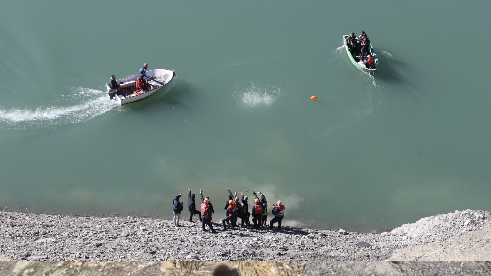 Van’da otomobil baraj gölüne yuvarlandı: İki kişinin cesedine ulaşıldı, bir kişi için arama çalışması devam ediyor