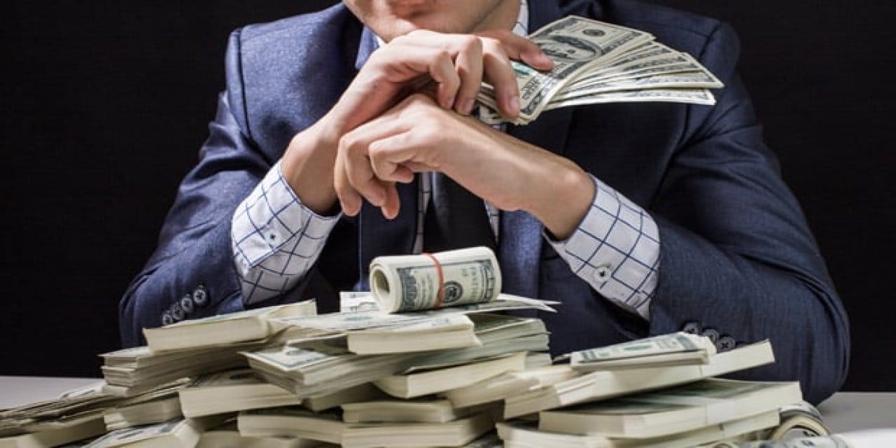 Borsada uçtu gelirinin yarısını çalışanlarına dağıttı!