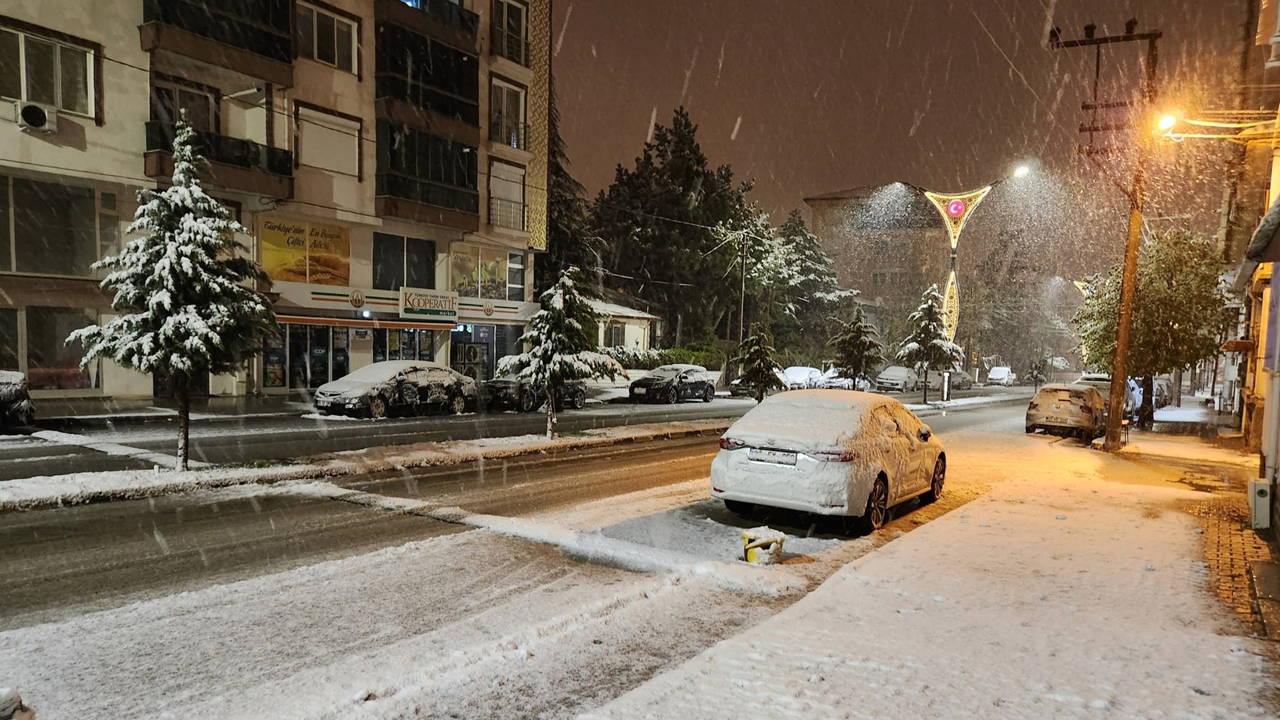 Afyonkarahisar’da 11 İlçede Eğitime Kar Engel Oluyor: Ulaşımda Sorunlar Yaşandı